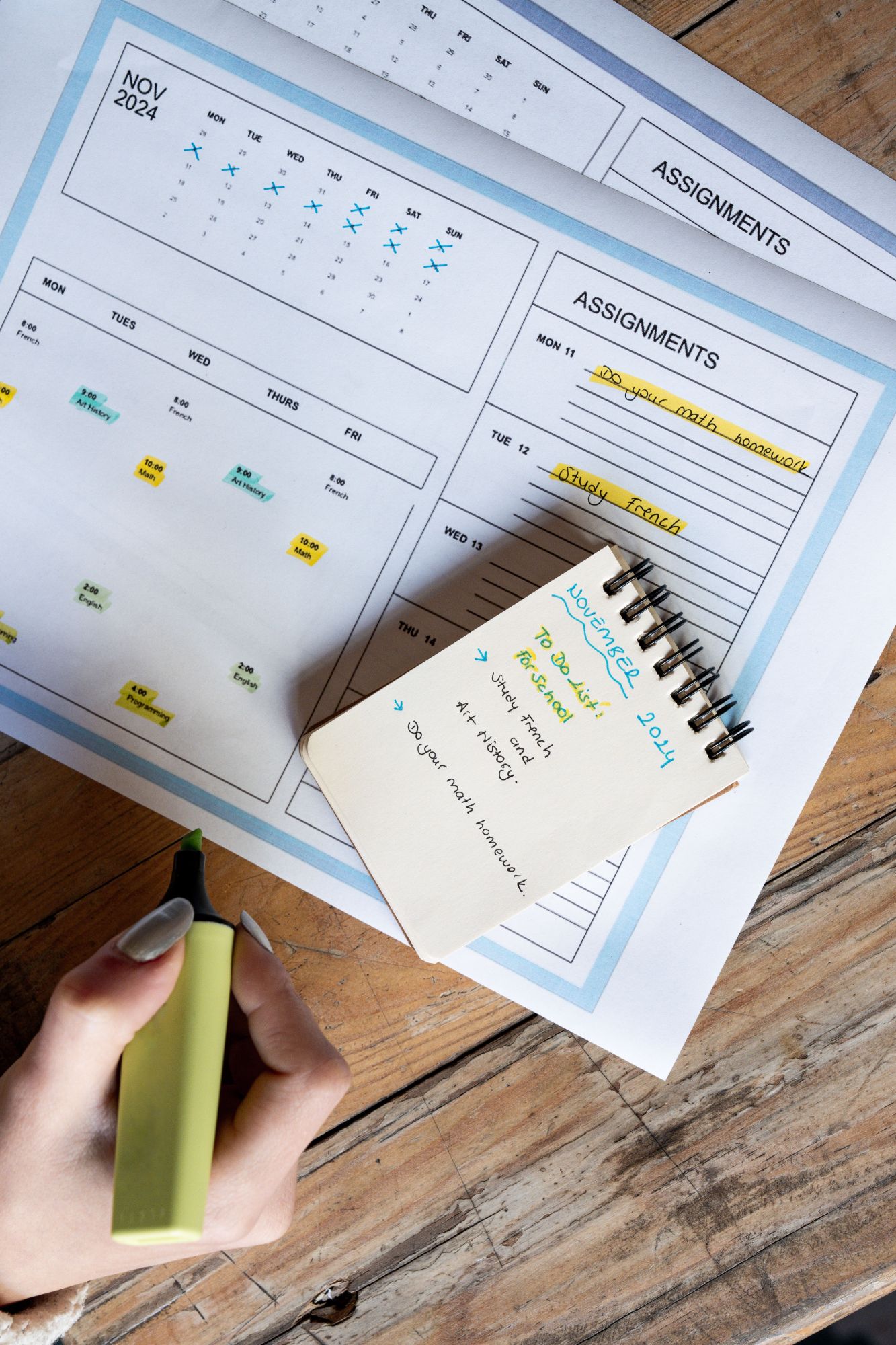 Planeador semanal de estudo com tarefas marcadas e um bloco de notas com uma lista de afazeres
