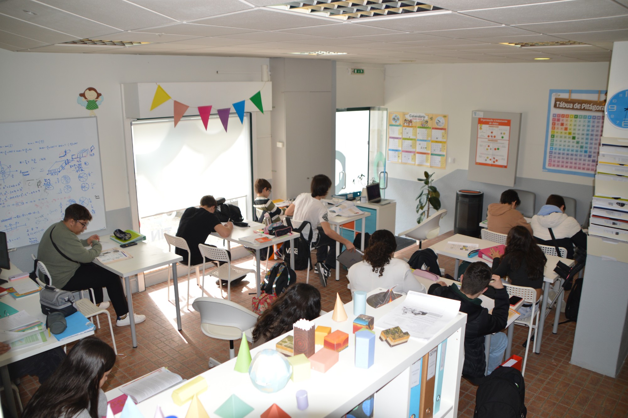 Sala de estudo do TIN com vários alunos a trabalhar autonomamente nas suas secretárias